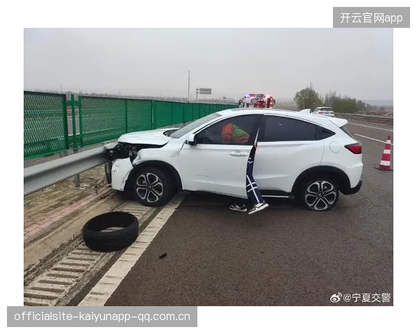 赛车高速爆胎险酿事故，安全第一！如何避免这一危险？